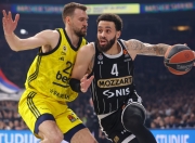 南宫体育-多特蒙德发布备战花絮，窗口期临场应变，欧篮联任务艰巨，年轻球员得到机会(多特蒙德大巴遭袭)