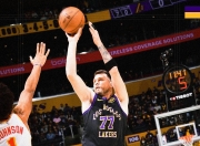 南宫体育- 东契奇24+10+8欧文空砍45分 kd低迷篮网负独行侠 